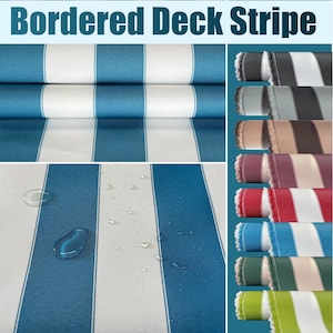 Op de afbeelding: De afbeelding toont verschillende rollen gestreepte stof, met een focus op een blauw-wit gestreept patroon. De tekst "Bordered Deck Stripe" staat bovenaan. Waterdruppels zijn zichtbaar op de stof, wat wijst op een waterdicht materiaal.