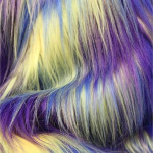 Op de afbeelding: Close-up van imitatiebontstof met lange, vloeiende vezels. De stof heeft een mix van kleuren, waaronder geel, blauw en paars, waardoor een textuur en levendige uitstraling ontstaat. De strengen zijn zacht en golvend, wat wijst op een zachte textuur.