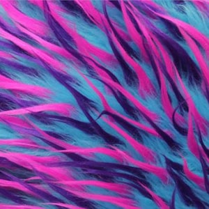 以下が含まれることがあります： 鮮やかな色のヘアエクステンションの抽象的な画像。明るいピンク、濃い紫、水色の組み合わせで、鮮やかで質感のある外観を作り出しています。ストランドは層状で流れており、動きと遊び心のある美しさを表現しています。