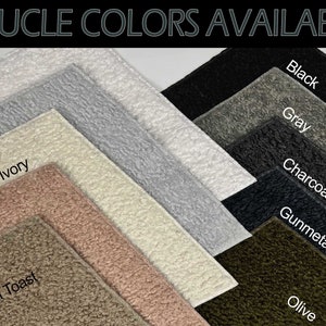 Può includere: Campioni di tessuto bouclé in vari colori, tra cui bianco, argento, avorio naturale, blush, tostato di nocciola, nero, grigio, antracite, ombra di metallo grigio e oliva.