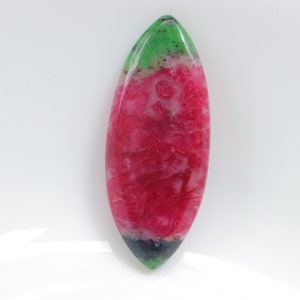 Può includere: Un cabochon di pietra preziosa verde e rosa con forma ovale appuntita. La pietra preziosa ha un aspetto a strati con il verde nella parte superiore e il rosa nella parte inferiore.