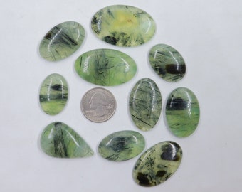 10 stycken lot, grön prehnit cabochon, naturlig grön prehnit ädelsten, svart epidot i prehnitsten smyckestillverkning, lös sten #8406