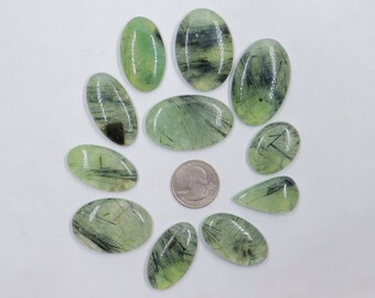 11 stycken lot, grön prehnit cabochon, naturlig grön prehnit ädelsten, svart epidot i prehnitsten smyckestillverkning, lös sten #8404