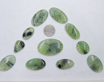 11 stycken lot, grön prehnit cabochon, naturlig grön prehnit ädelsten, svart epidot i prehnitsten smyckestillverkning, lös sten #8405