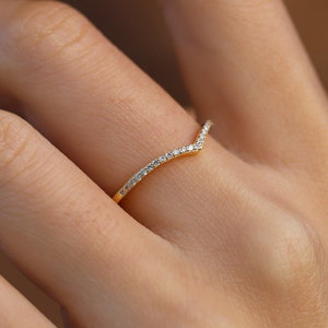 Dainty V ring with zirconia, minimalist chevron ring made of 925 sterling silver. R51