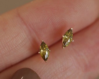 Pendientes de tuerca de marquesa delicada, pendientes de diamantes diminutos, pendientes minimalistas, perno de segundo agujero E07