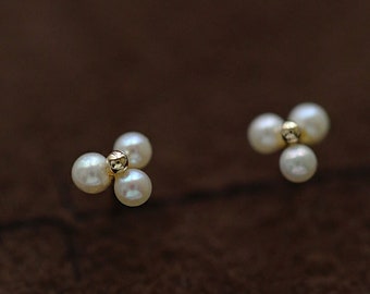 Three Pearl 14k Gold Stud Earring, Trio Pearl Earring in 925 Sterling Silver, Tiny Pearl Stud, Bridal Earrings. PE32