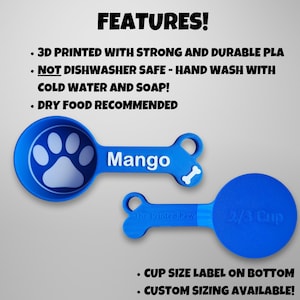 Peut inclure: Une cuill&egrave;re doseuse pour nourriture pour chien en plastique bleu imprim&eacute; en 3D avec un motif de patte et le mot "Mango" sur la poign&eacute;e. La cuill&egrave;re doseuse est &eacute;tiquet&eacute;e "2/3 Cup" et a une poign&eacute;e en forme d'os. Le texte "The Printed Paw" est &eacute;galement sur la poign&eacute;e.