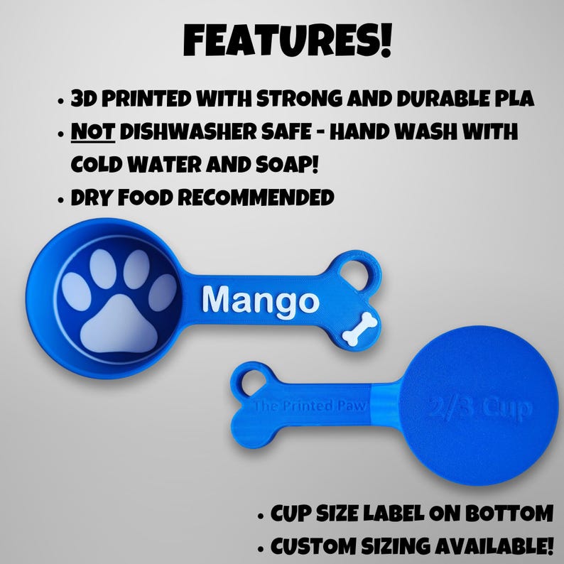 Peut inclure: Une cuill&egrave;re doseuse pour nourriture pour chien en plastique bleu imprim&eacute; en 3D avec un motif de patte et le mot "Mango" sur la poign&eacute;e. La cuill&egrave;re doseuse est &eacute;tiquet&eacute;e "2/3 Cup" et a une poign&eacute;e en forme d'os. Le texte "The Printed Paw" est &eacute;galement sur la poign&eacute;e.