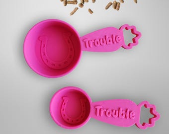 Gepersonaliseerde lepel voor paardenvoer: één kleur, maatbeker voor hoefijzer, bolletjesschep voor paarden, cadeau-idee voor aangepast paard