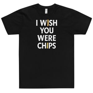 Könnte beinhalten: Schwarzes T-Shirt mit weißem Text, der "I wish you were chips" lautet. Die "I" und "chips" werden durch Bilder von Pommes ersetzt.