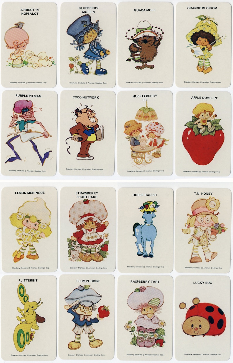 Op de afbeelding: Een set van 16 Strawberry Shortcake-personagekaarten. Elke kaart heeft een ander personage met een unieke naam en een kleurrijke illustratie. De personages zijn onder andere Strawberry Shortcake, Blueberry Muffin, Orange Blossom, Apple Dumplin', Lemon Meringue, Plum Puddin', Raspberry Tart, en meer.