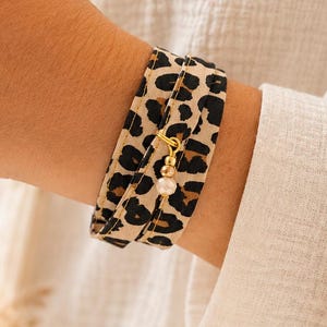 Leo Armband | beige gold Wickelarmband Damen |  Boho Stoffarmband Leo Design | Wickelarmband mit Perlen | Geschenk für Frauen