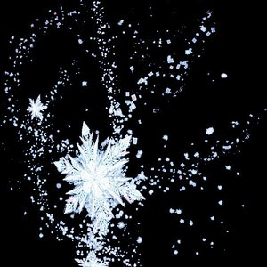 Puede incluir: Un gran copo de nieve intrincado con un esquema de color blanco y azul, rodeado de copos de nieve más pequeños y partículas brillantes sobre un fondo negro.
