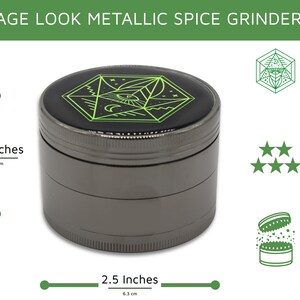 Op de afbeelding: Een vintage-look metalen kruidenmolen. De molen is gunmetal grijs, 6,3 cm in diameter en 4,5 cm hoog. De bovenkant heeft een zwart ontwerp met een groen geometrisch patroon. De tekst "VINTAGE LOOK METALLIC SPICE GRINDER" staat bovenaan.