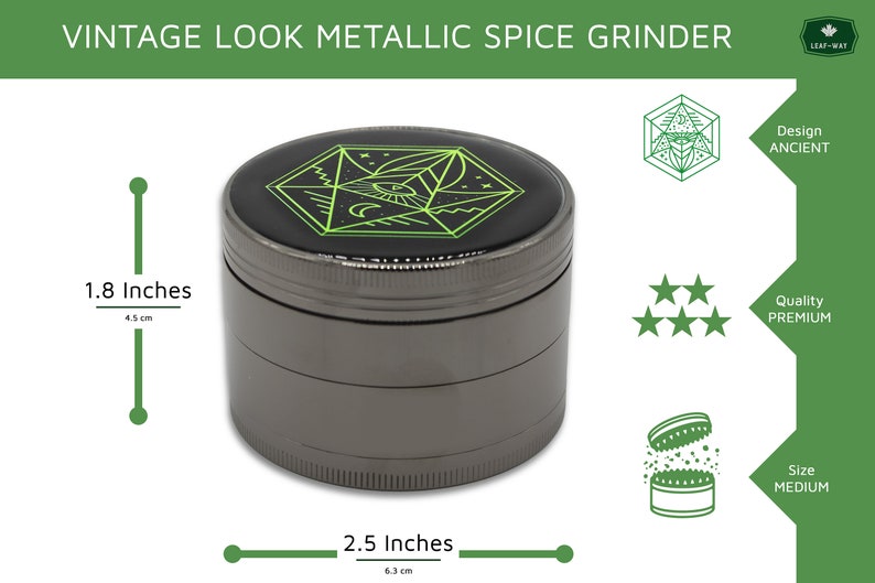 Op de afbeelding: Een vintage-look metalen kruidenmolen. De molen is gunmetal grijs, 6,3 cm in diameter en 4,5 cm hoog. De bovenkant heeft een zwart ontwerp met een groen geometrisch patroon. De tekst "VINTAGE LOOK METALLIC SPICE GRINDER" staat bovenaan.