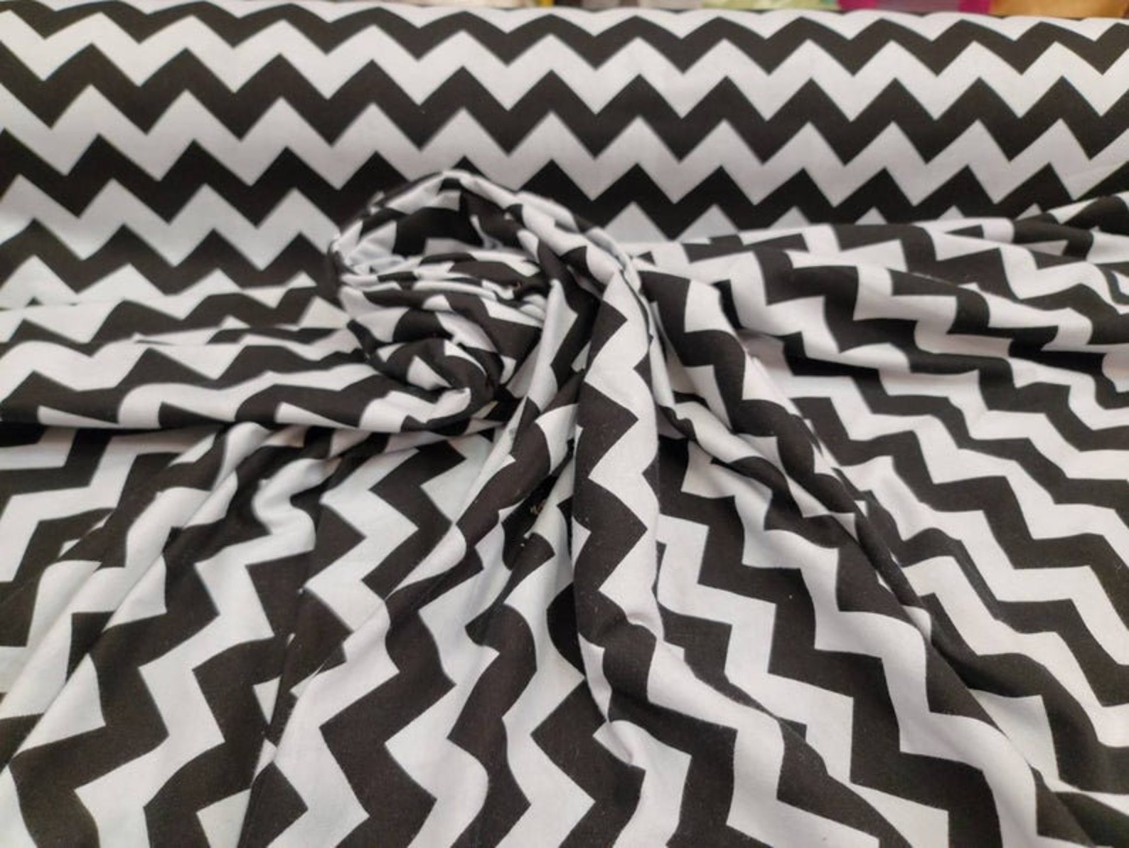 Tissu par yard Chevron Noir et Blanc Sur Stretch Jersey - Etsy France