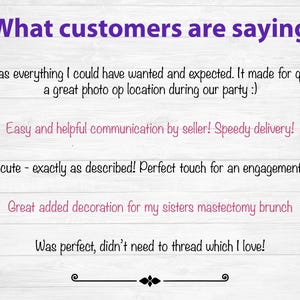 Puede incluir: Un letrero de madera blanco con el texto "What customers are saying" en texto morado. El letrero presenta cinco rese&ntilde;as de clientes en texto rosa, incluyendo "It was everything I could have wanted and expected. It made for quite a great photo op location during our party :)", "Easy and helpful communication by seller! Speedy delivery!", "Super cute - exactly as described! Perfect touch for an engagement party.", "Great added decoration for my sisters mastectomy brunch", y "Was perfect, didn't need to thread which I love!"