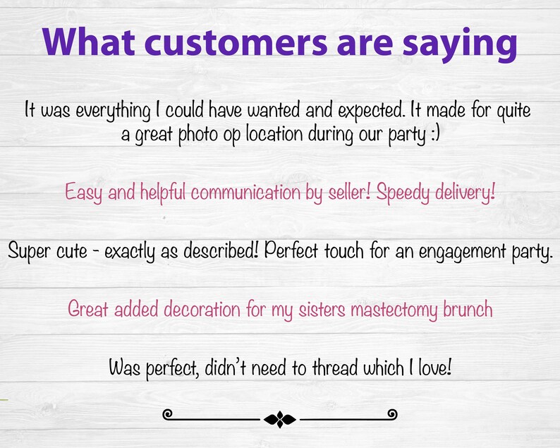 Puede incluir: Un letrero de madera blanco con el texto "What customers are saying" en texto morado. El letrero presenta cinco rese&ntilde;as de clientes en texto rosa, incluyendo "It was everything I could have wanted and expected. It made for quite a great photo op location during our party :)", "Easy and helpful communication by seller! Speedy delivery!", "Super cute - exactly as described! Perfect touch for an engagement party.", "Great added decoration for my sisters mastectomy brunch", y "Was perfect, didn't need to thread which I love!"