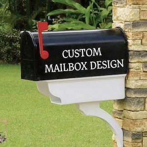 Peut inclure: Une boîte aux lettres noire avec une base blanche et un drapeau rouge. Le texte "CUSTOM MAILBOX DESIGN" est affiché en blanc. La boîte aux lettres est montée sur un pilier de briques.