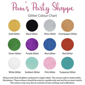 Puede incluir: Una carta de colores que muestra 12 colores de purpurina diferentes. Los colores son: dorado, negro, plateado, champ&aacute;n, verde, morado, azul, rojo, blanco, espuma de mar, rosa y turquesa. La carta est&aacute; titulada "Pam's Party Shoppe Glitter Colour Chart".