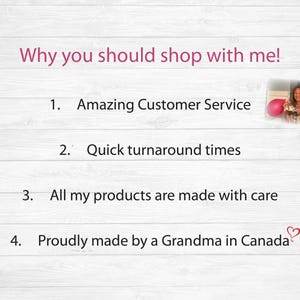 Puede incluir: Un fondo blanco con texto rosa que dice "&iexcl;Por qu&eacute; deber&iacute;as comprar conmigo!" seguido de cuatro puntos numerados: 1. Servicio al cliente incre&iacute;ble, 2. Tiempos de respuesta r&aacute;pidos, 3. Todos mis productos est&aacute;n hechos con cuidado, y 4. Hecho con orgullo por una abuela en Canad&aacute;. Un peque&ntilde;o coraz&oacute;n rosa est&aacute; al lado del texto "Canad&aacute;".