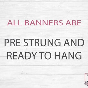 K&ouml;nnte beinhalten: Wei&szlig;er Holz Hintergrund mit schwarzem Text, der "ALL BANNERS ARE PRE-STRUNG AND READY TO HANG" lautet.