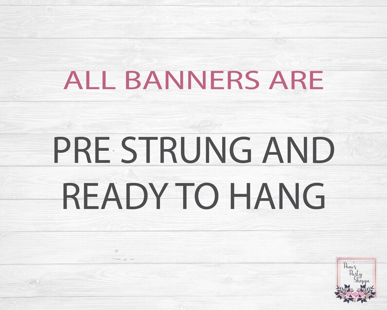 K&ouml;nnte beinhalten: Wei&szlig;er Holz Hintergrund mit schwarzem Text, der "ALL BANNERS ARE PRE-STRUNG AND READY TO HANG" lautet.