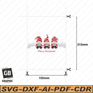 Puede incluir: Un dise&ntilde;o de tarjeta imprimible con tres gnomos rojos y blancos con barbas blancas y sombreros negros. Los gnomos est&aacute;n de pie frente a una escena de bosque nevado. El texto "&iexcl;Feliz Navidad!" est&aacute; impreso debajo de los gnomos. La tarjeta mide 14,5 cm por 21,3 cm.