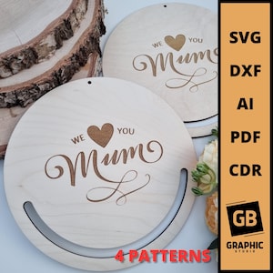 Może przedstawiać: Cztery wzory drewnianego znaku z tekstem "We love you Mum" w ozdobnym, pochylonym piśmie. Znak jest okrągły i ma otwór na górze do zawieszenia.