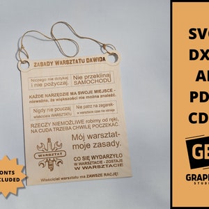 Pode incluir: Uma placa de madeira com o texto "Zasady Warsztatu Dawida" (Regras da oficina de Dawid) e uma lista de regras para uma oficina. A placa é marrom e tem um aspecto envelhecido. O texto é em preto e branco. A placa está pendurada em uma corda.