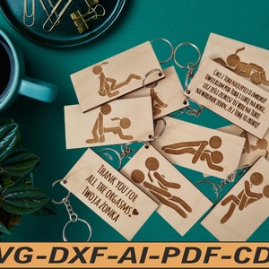 Könnte beinhalten: Ein Satz von acht Holzschlüsselanhängern mit verschiedenen gravierten Bildern und Texten. Die Schlüsselanhänger sind aus hellbraunem Holz und haben einen silbernen Metallring. Der Text auf den Schlüsselanhängern ist in Polnisch.