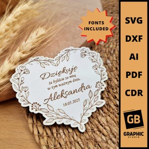 Puede incluir: Un recuerdo de boda de madera en forma de corazón con borde floral y de hojas. El recuerdo tiene el texto "Dziękuję że byliście ze mną w tym ważnym dniu. Aleksandra 18.05.2025". Incluye formatos de archivo SVG, DXF, AI, PDF y CDR.