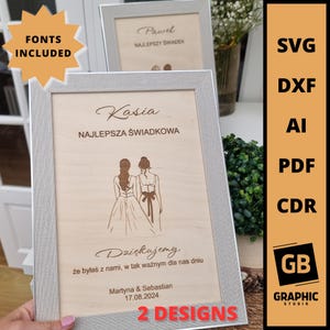 Puede incluir: Dos letreros de madera con marco plateado, cada uno con un mensaje personalizado. El letrero superior dice "Pawel Najlepszy Swiadek" y el letrero inferior dice "Kasia Najlepsza Swiadkowa". Ambos letreros presentan un dibujo lineal de dos mujeres con vestidos. El letrero inferior también incluye el texto "Dziekujemy, ze bylaś z nami, w tak waznym dla nas dniu Martyna & Sebastian 17.08.2024 2 Designs".