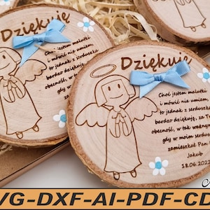 Puede incluir: Dos adornos redondos de madera con un diseño de ángel dibujado a mano y el texto "Dziękuje" en polaco. El texto debajo del ángel dice "Choć jestem malutki i mówić nie umiem, to jednak z serduszka bardzo dziękuję, za Twoją obecność, w tak ważnym dniu gdy w moim serduszku zamieszkał Pan Bóg Jakub 18.06.2022".