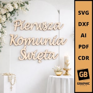 以下が含まれることがあります： 白い壁に表示された、筆記体で「Pierwsza Komunia Święta」という言葉が書かれた木製の看板。看板には、ろうそく、花、テーブルが添えられています。右側の縦長のパネルには、ファイル形式がリストされています。