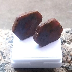 115 karat 2-delad rå rosa rubin ädelsten - 25 x 18 MM oslipad burmesisk rubin