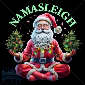 Puede incluir: Ilustración digital de Papá Noel en pose meditativa, con traje y gorro rojos, barba blanca y sosteniendo dos plantas de cannabis. El texto "NAMASLEIGH" está arqueado arriba. El fondo es negro con estrellas rosas.