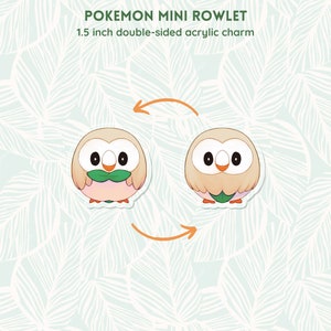 Puede incluir: Encanto de acrílico de doble cara con una imagen de dibujos animados de Rowlet, un Pokémon de la región de Alola. El encanto tiene un diámetro de 3,8 cm y muestra a Rowlet con los ojos cerrados en un lado y los ojos abiertos en el otro.