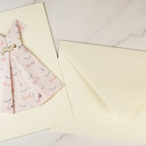 Biglietto pieghevole per vestito origami con fiocco