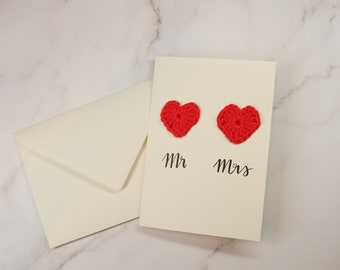 Carte pliante mariage Mr & Mrs avec 2 coeurs rouges crochetés