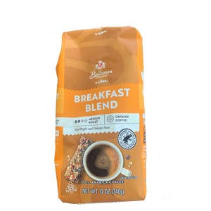 Pu&ograve; includere: Un sacchetto arancione di caff&egrave; macinato Bellarom Breakfast Blend. La confezione presenta la scritta "BREAKFAST BLEND" e "100% ARABICA COFFEE". La confezione mostra anche una tazza di caff&egrave; e una barretta di muesli. Peso netto 340g.
