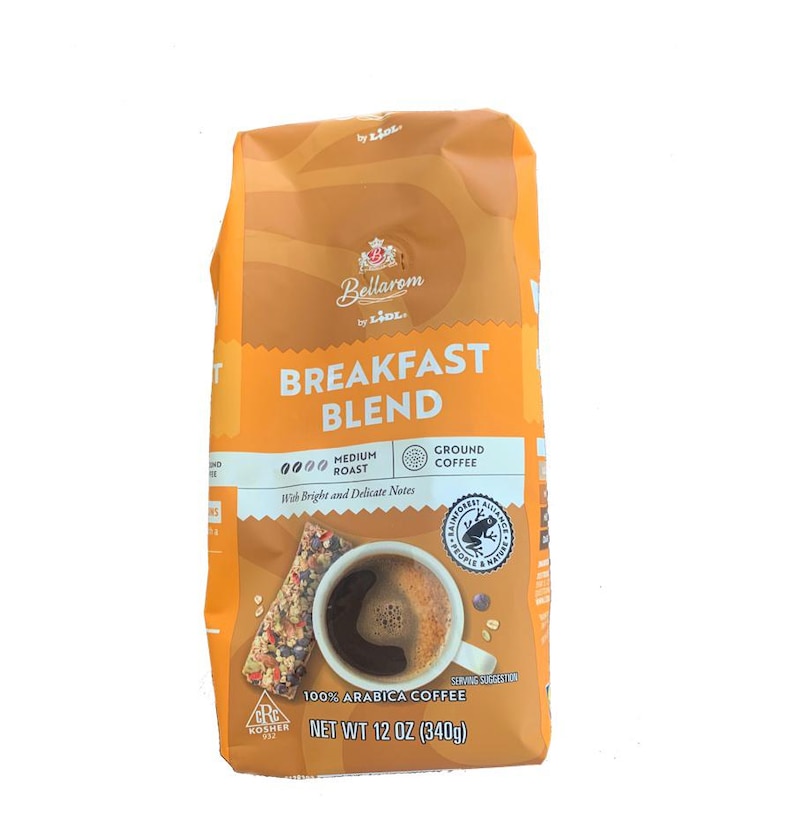 Pu&ograve; includere: Un sacchetto arancione di caff&egrave; macinato Bellarom Breakfast Blend. La confezione presenta la scritta "BREAKFAST BLEND" e "100% ARABICA COFFEE". La confezione mostra anche una tazza di caff&egrave; e una barretta di muesli. Peso netto 340g.