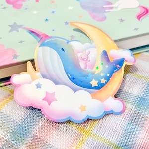Pastel kawaii | Baleine en vol | Lapin Lapin Usagi | Etoiles de lune nuages arc-en-ciel | Sticker holographique brillant | 3 x 2,75 po.
