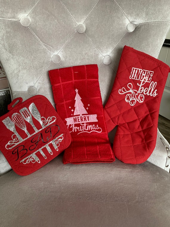 Christmas themed oven mitts and towel set