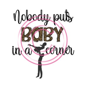 Peut inclure: Un design graphique avec le texte "Nobody puts baby in a corner" dans un cercle rose avec une silhouette de couple dansant à l'intérieur du cercle. Le mot "baby" est en police léopard.