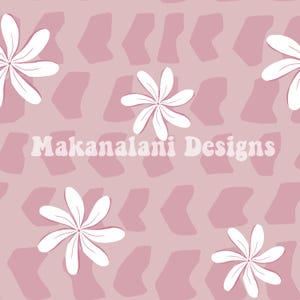 Könnte beinhalten: Ein nahtloses Muster mit weißen stilisierten Blumen auf rosa Hintergrund mit einem rosa-weißen geometrischen Muster. Der Text "Makanalani Designs" ist mittig im Bild platziert.