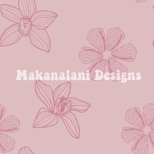 Op de afbeelding: Een naadloos patroon met roze orchideeën en gestileerde bloemillustraties op een lichtroze achtergrond. De tekst "Makalanani Designs" wordt weergegeven in een zacht, gebroken witte lettertype, wat het bloemendesign versterkt.