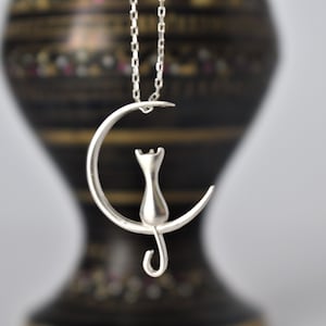 Moon Cat Necklace, Minimalist Silver Cat Pendant, Crescent Moon Jewelry for Women, Gift for Cat Lovers, Artistic Animal Necklace