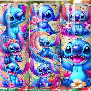Puede incluir: Tres vasos de acero inoxidable con un dise&ntilde;o colorido del personaje Stitch de Lilo & Stitch. Los vasos muestran a Stitch en varias poses, rodeado de flores y un fondo de arco&iacute;ris.